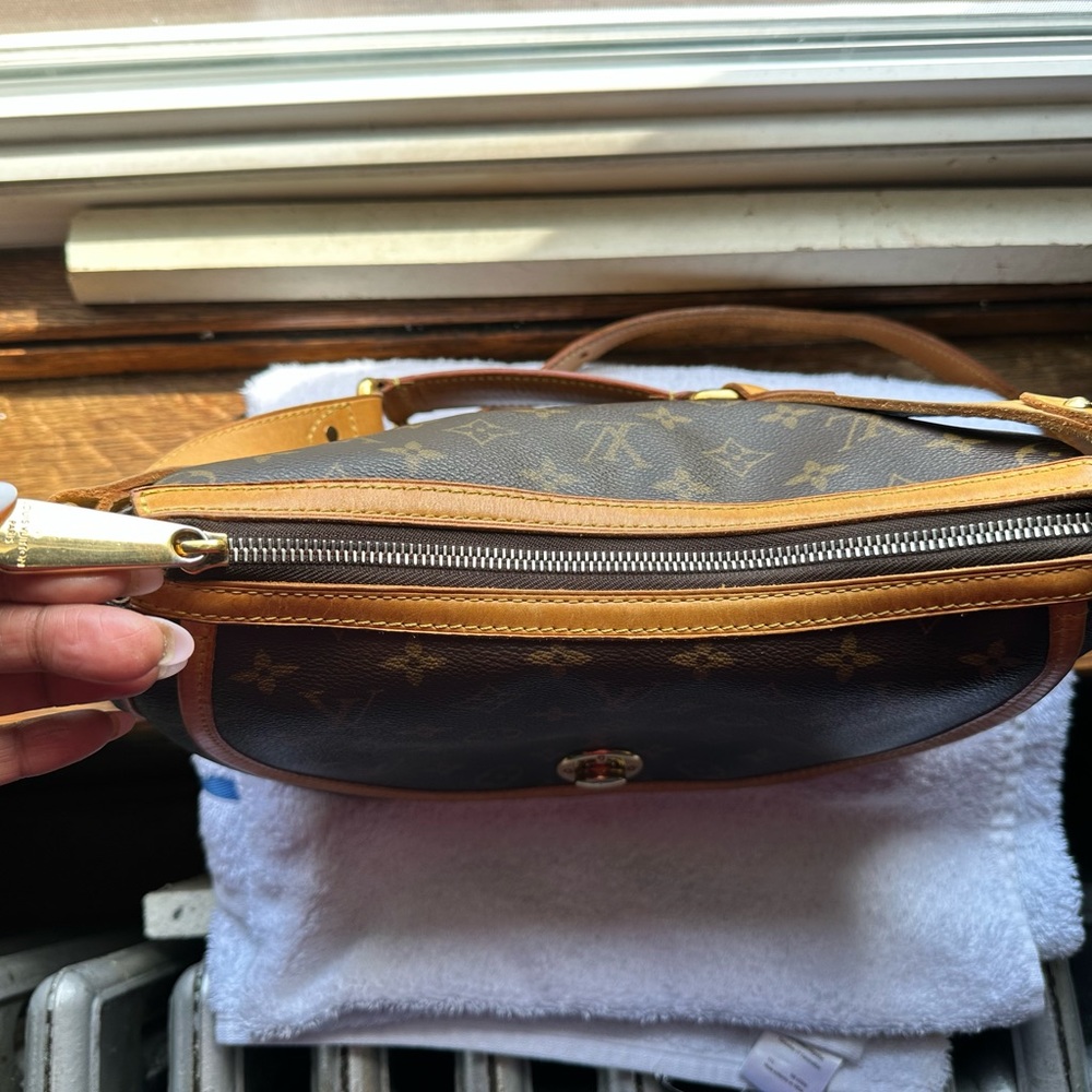 Louis Vuitton monogram bag in Excellent condition with purchase LV lock and key. - Picture 5 of 17